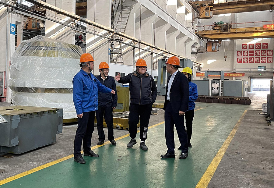 【291】市工商聯(lián)黨組書記王楓、浙江科技學(xué)院機(jī)械與汽車學(xué)院院長張?jiān)频燃钨e來電滾筒公司參觀考察.jpg